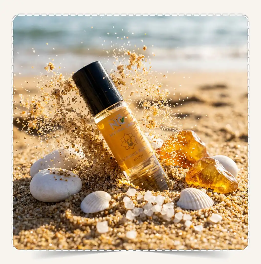 زيت مسك وعنبر مركز مدفون في رمال الشاطئ مع قواقع بحرية وتطاير رذاذ الرمل.