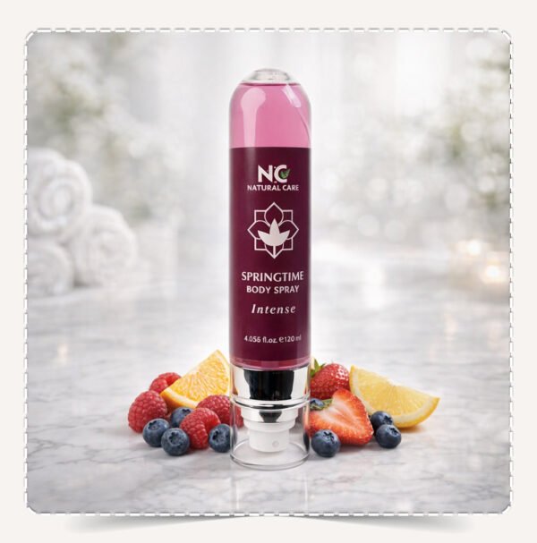 عبوة معطر الجسم سبرينج تايم Springtime Body Spray Intense مع توت العليق وفراولة وشرائح ليمون على سطح رخامي.