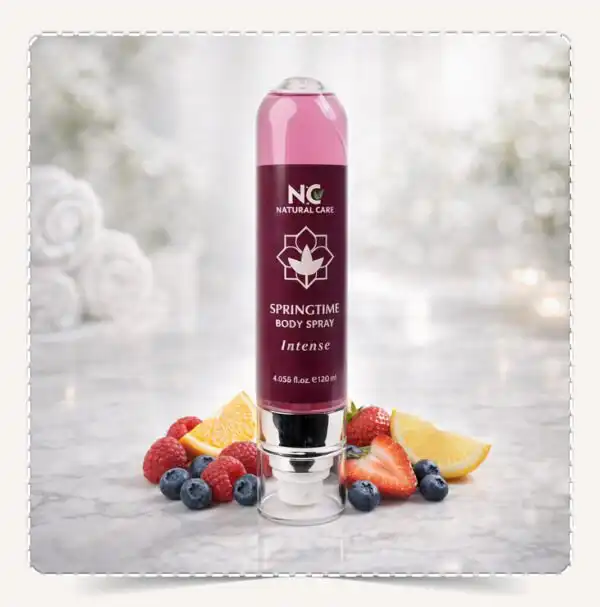 عبوة معطر الجسم سبرينج تايم Springtime Body Spray Intense مع توت العليق وفراولة وشرائح ليمون على سطح رخامي.