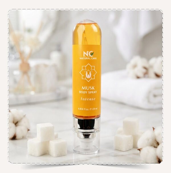 عبوة معطر الجسم مسك Musk Body Spray Intense صفراء اللون مع مكعبات مسك أبيض وزهور قطن في سبا.