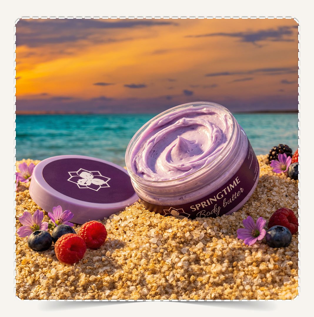 زبدة الجسم سبرينج تايم Body Butter Springtime مفتوحة تظهر القوام البنفسجي الكثيف على شاطئ البحر الميت.