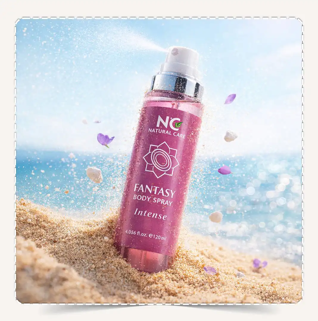 معطر الجسم فانتسي مدفون في رمال الشاطئ مع بتلات زهور بنفسجية متطايرة ورذاذ.