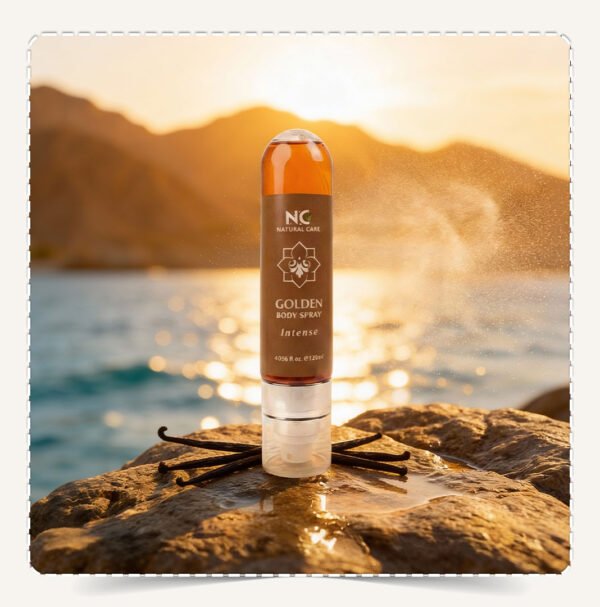 معطر الجسم الذهبي Golden Body Spray على صخرة أمام البحر وقت الغروب مع رذاذ معطر وأعواد الفانيليا.