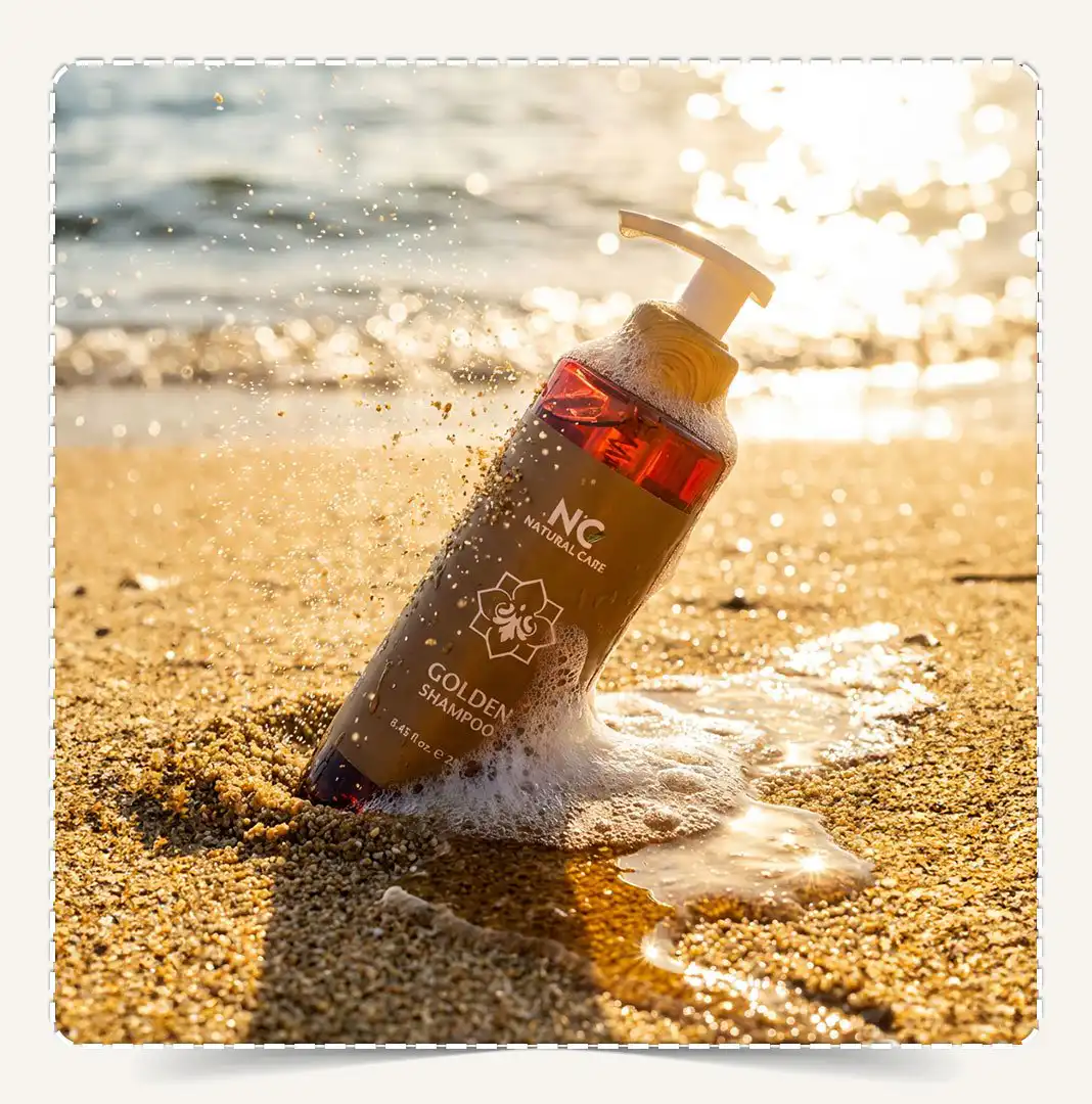 الشامبو الذهبي Golden Shampoo مدفون في الرمال الذهبية مع رذاذ الرمل ورغوة غنية تحت أشعة الشمس.