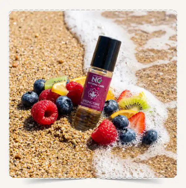 زيت الجسم سبرينج تايم مدفون في رمل الشاطئ الذهبي مع شرائح فواكه وتوت مشكل.