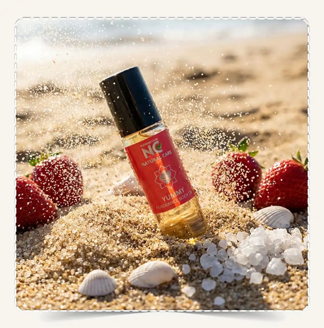 زيت يمي (Yummy) مدفون في رمل الشاطئ مع فراولة وقواقع وتطاير رذاذ الرمل.