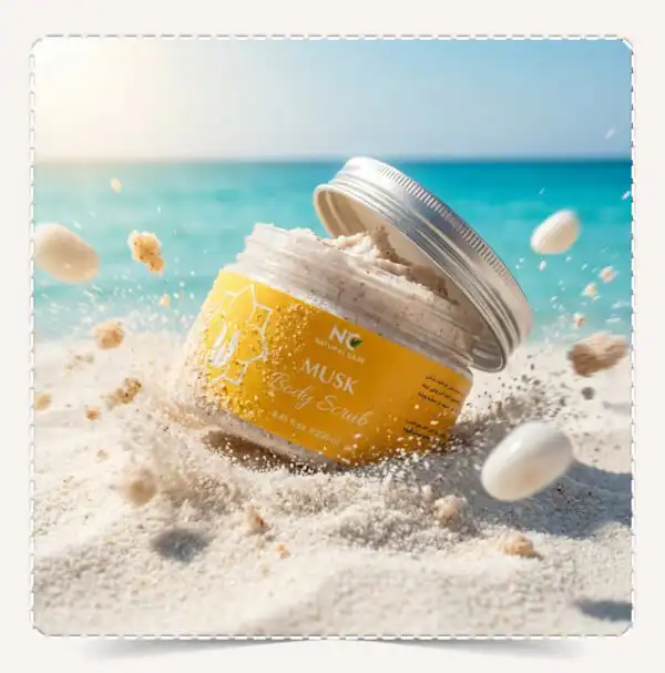 مقشر الجسم مسك مدفون في رمال الشاطئ البيضاء مع أحجار مسك متطايرة.