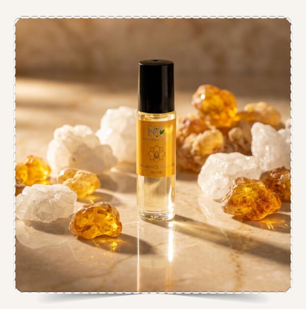 زيت الجسم المعطر مسك (Musk Body Oil) مركز وخالي من الكحول مع أحجار العنبر والمسك.