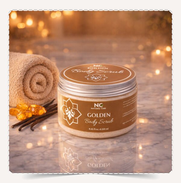 عبوة مقشر الجسم جولدن Golden Body Scrub بنية على سطح رخامي مع منشفة وأعواد فانيليا وأحجار عنبر.