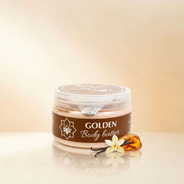 صورة إعلانية تعرض أفضل زبدة الجسم جولدن Body Butter Golden من ناتشرال كير عمان، تبرز العبوة الدائرية الشفافة بملصقها البني الذهبي الأنيق محاطة بأعواد الفانيلا، زهرة الفانيلا البيضاء، وحجر العنبر الدافئ على سطح زجاجي عاكس.