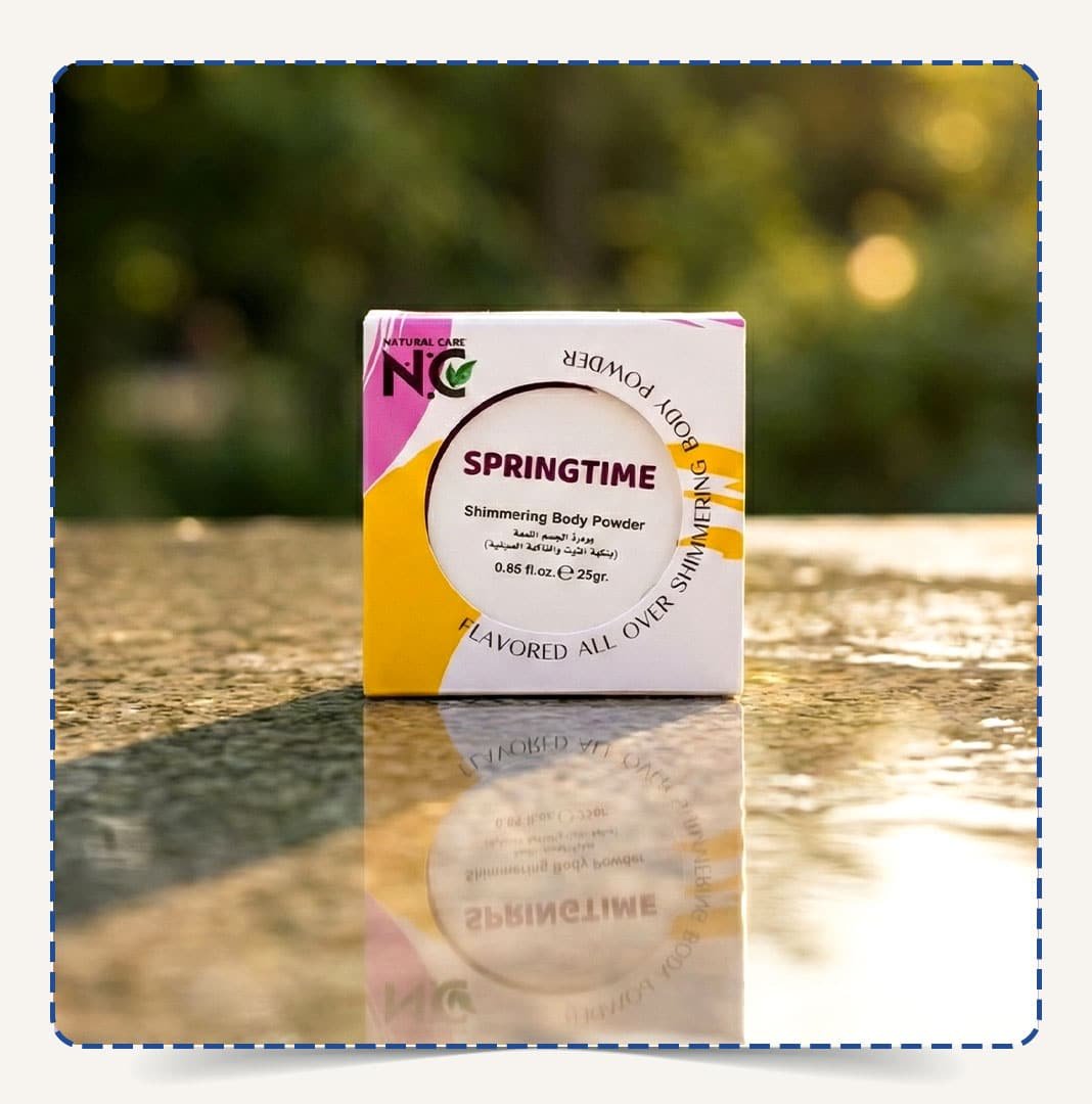 علبة Springtime Body Powder مربعة الشكل باللون الأبيض والوردي والأصفر تحتوي على بودرة جسم معطرة بنكهة التوت والفاكهة الصينية – ناتشورال كير