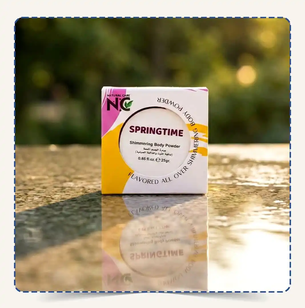 علبة Springtime Body Powder مربعة الشكل باللون الأبيض والوردي والأصفر تحتوي على بودرة جسم معطرة بنكهة التوت والفاكهة الصينية – ناتشورال كير