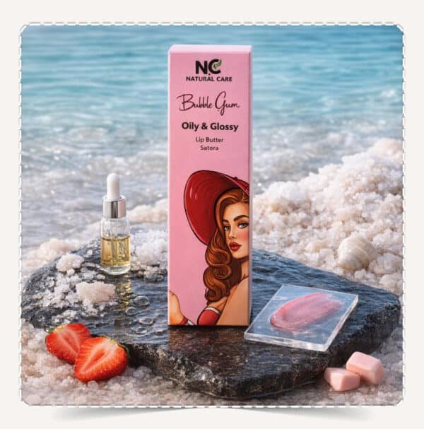 عبوة جلوس الشفاه بابل جم Bubble Gum Lip Gloss باللون الوردي مع حبات فراولة طازجة على شاطئ البحر.