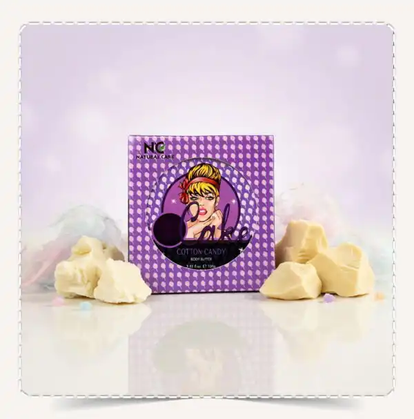 عبوة زبدة الجسم الطبيعية كوتون كاندي Cotton Candy Body Butter مع قطع الشيا البيضاء وغزل البنات الملون.