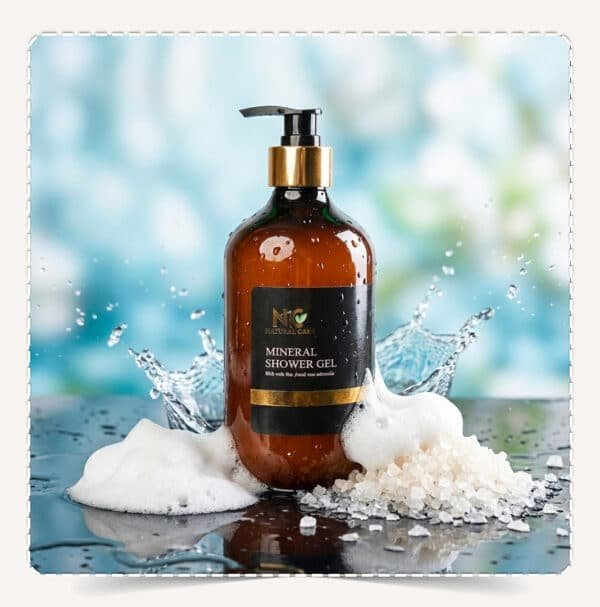 جل استحمام بمعادن البحر الميت Dead Sea Mineral Shower Gel مع رغوة غنية وتناثر قطرات الماء وأملاح البحر.