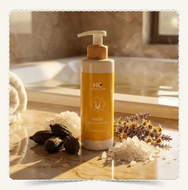 عبوة لوشن الجسم مسك Musk Body Lotion في سبا فاخر مع قرون المسك وأملاح البحر الميت وزهور مجففة.