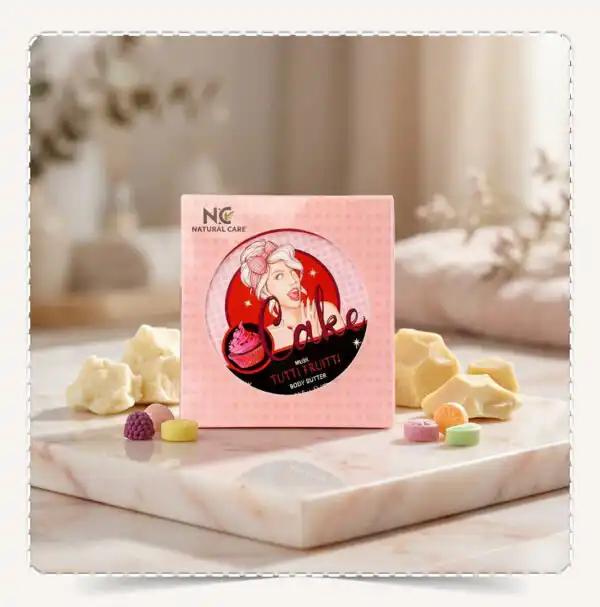 عبوة زبدة الجسم توتي فروتي Tutti Fruitti Body Butter الوردية مع قطع الشيا وحلوى الفواكه الملونة.
