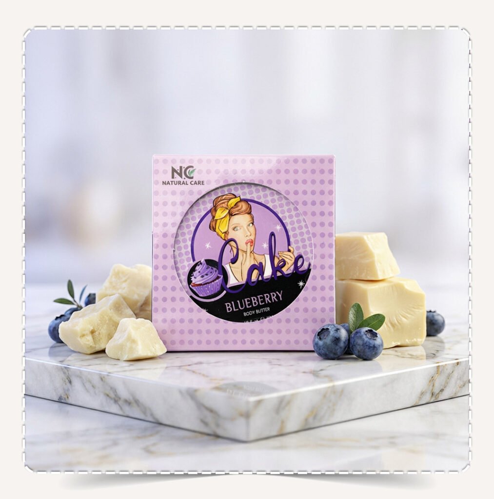 عبوة زبدة الجسم بلوبيري Blueberry Natural Body Butter مع قطع زبدة الكاكاو وحبات التوت الأزرق الطازجة.
