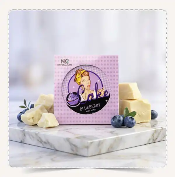 عبوة زبدة الجسم بلوبيري Blueberry Natural Body Butter مع قطع زبدة الكاكاو وحبات التوت الأزرق الطازجة.