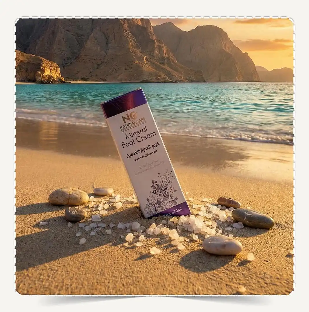 كريم العناية بالقدمين Mineral Foot Cream على رمال الشاطئ في عمان وقت الغروب.