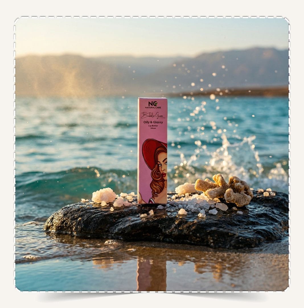 جلوس الشفاه بابل جم Lip Gloss Bubble Gum على صخرة بحرية وسط الأمواج المتلاطمة.