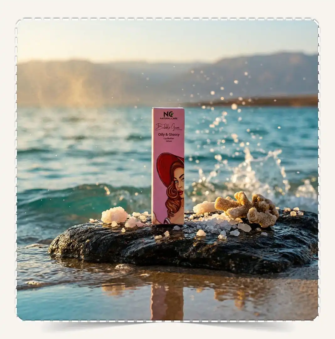 جلوس الشفاه بابل جم Lip Gloss Bubble Gum على صخرة بحرية وسط الأمواج المتلاطمة.