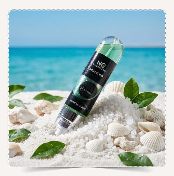 معطر الجسم لي برنس Le Prince Body Spray على رمال الشاطئ البيضاء مع أملاح البحر والأصداف.