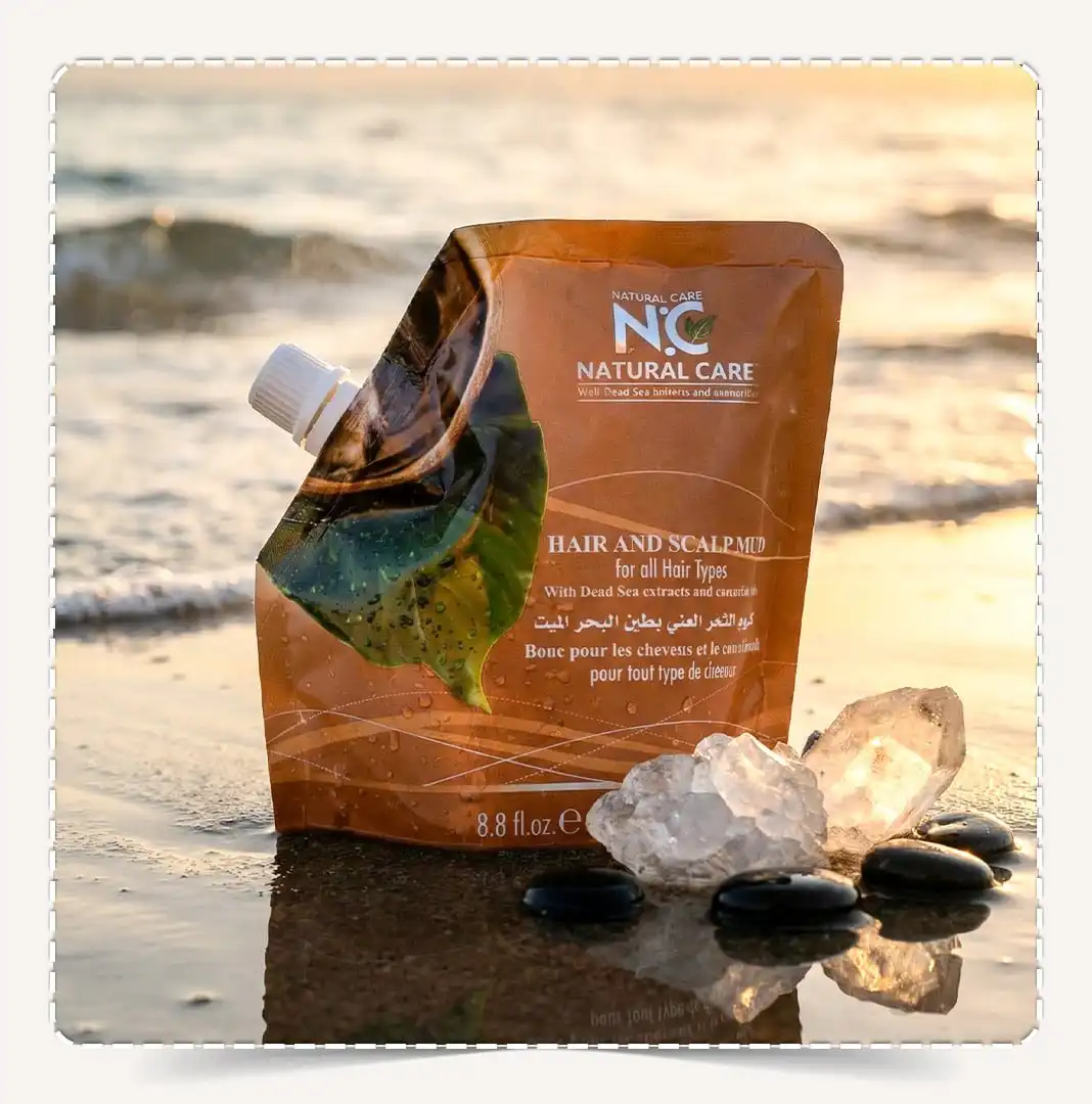 طين الشعر وفروة الرأس Hair & Scalp Mud Mask على شاطئ البحر في عمان مع أحجار الكوارتز.