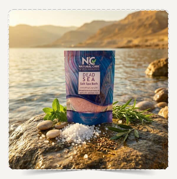 أملاح البحر الميت للاستجمام Dead Sea Salt Spa Bath على صخرة بحرية مع أعشاب طبيعية وزيتون وقت الغروب.