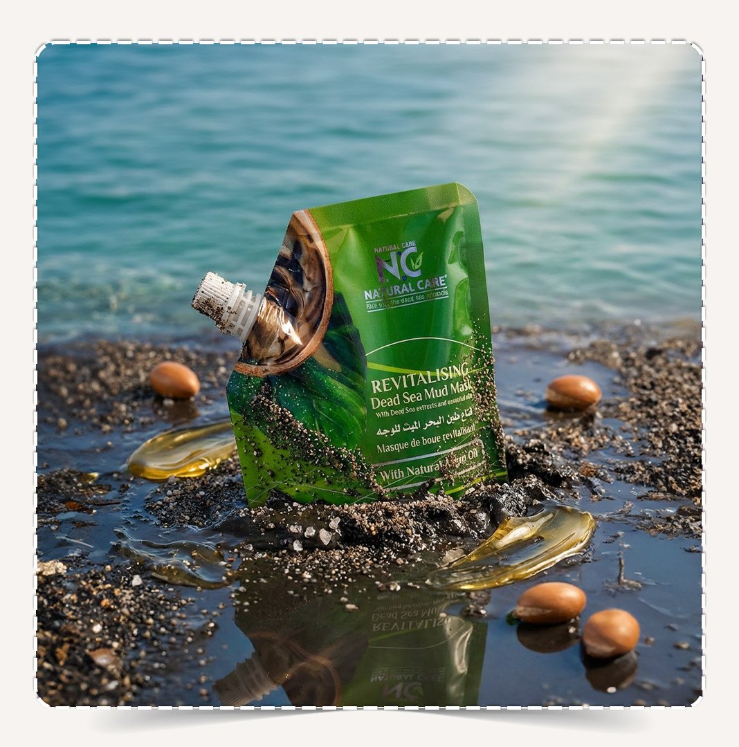 قناع طين البحر الميت بالأرجان مدفون في الطين الأسود والرمل على الشاطئ.