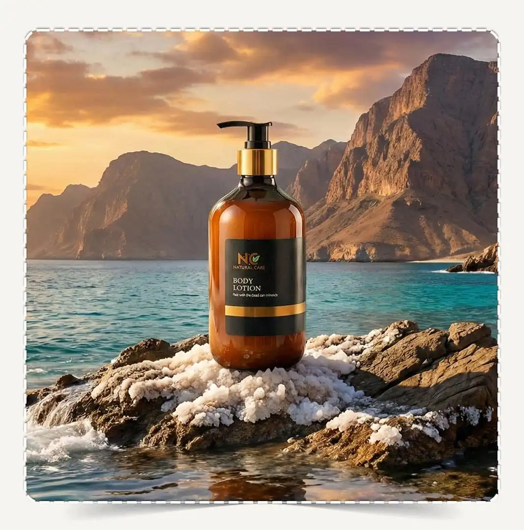 عبوة لوشن الجسم بمعادن البحر الميت Dead Sea Mineral Body Lotion بحجم كبير على صخرة بحرية وقت الغروب في عمان.