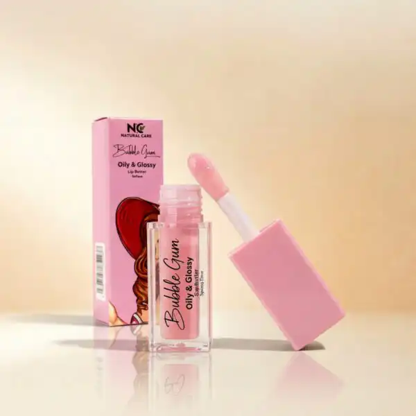 عبوة مفتوحة من جلوس الشفاه بابل جم Lip Gloss - Bubble Gum من ناتشرال كير عمان، تظهر بلون وردي رقيق ولمعان زجاجي فائق بجانب الصندوق الوردي الأنيق لتعكس الدلال والترطيب.