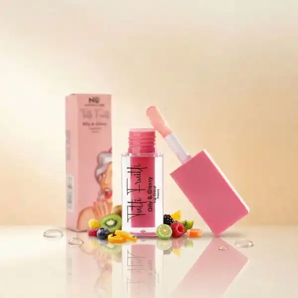 عبوة مفتوحة من جلوس الشفاه بالتوتي فروتي Lip gloss - tutti fruiti من ناتشرال كير عمان، محاطة بقطع الفواكه الاستوائية المنعشة وقطرات الندى اللامعة لتعكس الترطيب الفائق.