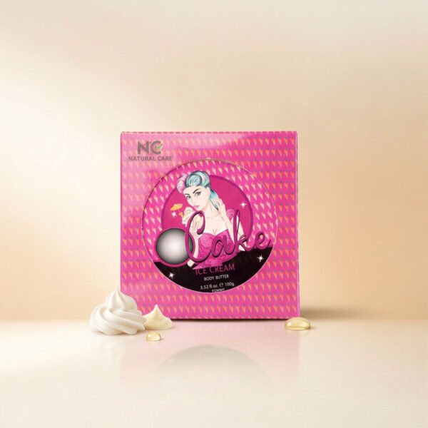 صورة إعلانية تعرض أفضل زبدة الجسم الطبيعية أيس كريم Ice Cream Natural Body Butter من ناتشرال كير عمان، يبرز صندوق التغليف الوردي المزين برسمة كلاسيكية محاطاً بدوامة كريمية ناعمة وقطرات الزيوت الطبيعية الذهبية على سطح زجاجي عاكس.