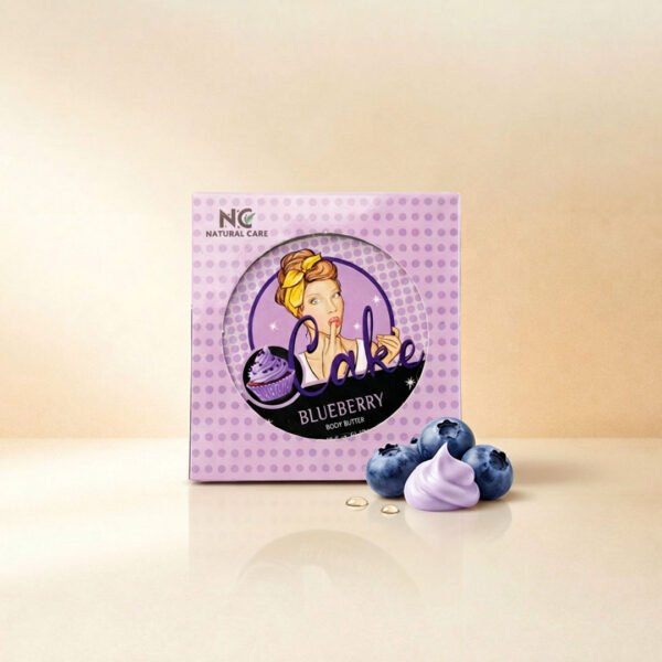 صورة إعلانية تعرض أفضل زبدة الجسم الطبيعية بلوبيري Blueberry Natural Body Butter من ناتشرال كير عمان، يبرز صندوق التغليف البنفسجي المزين بنقاط البولكا محاطاً بحبات التوت الأزرق الطازجة، دوامة من زبدة الجسم الكريمية الناعمة، وقطرات الزيوت الطبيعية على سطح زجاجي عاكس.