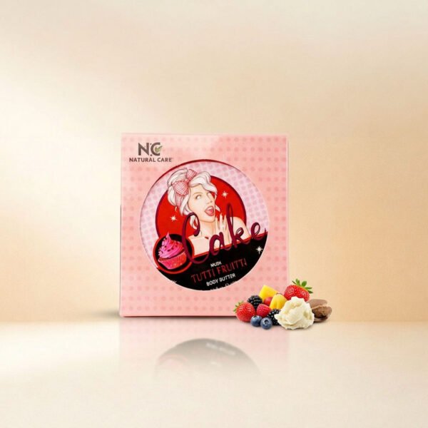 صورة إعلانية تعرض أفضل زبدة الجسم الطبيعية توتي فروتي Tutti Fruitti Natural Body Butter من ناتشرال كير عمان، يبرز صندوق التغليف الوردي المنقط برسمة كلاسيكية محاطاً بتشكيلة من الفواكه الاستوائية والتوت الطازج مع قطعة من زبدة الشيا الخام على سطح زجاجي عاكس.