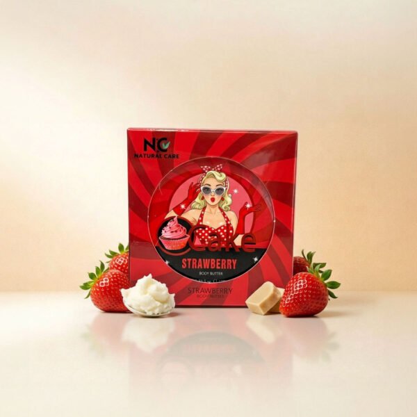 صورة إعلانية تعرض أفضل زبدة الجسم الطبيعية فراولة Strawberry Natural Body Butter من ناتشرال كير عمان، يبرز صندوق التغليف الأحمر الكلاسيكي الجذاب محاطاً بحبات الفراولة الطازجة، قطعة من زبدة الشيا الخام، ومكعبات زبدة الكاكاو الطبيعية على سطح زجاجي عاكس.