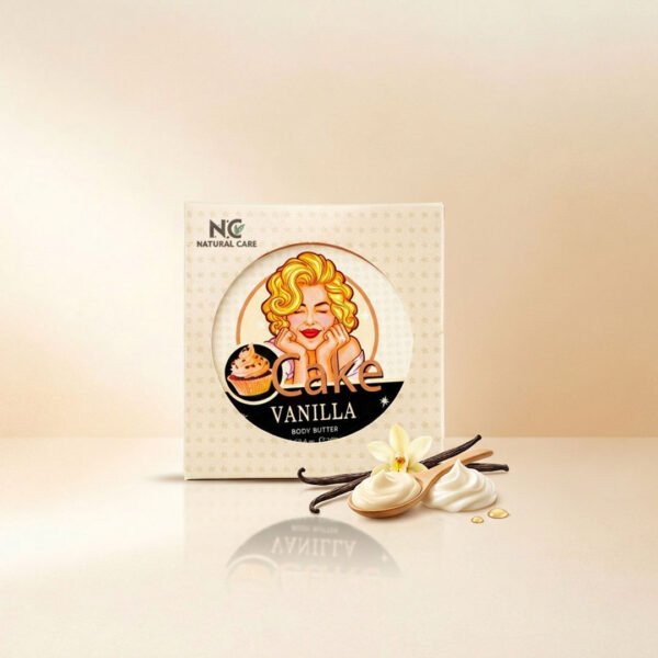 صورة إعلانية تعرض أفضل زبدة الجسم الطبيعية فانيلا Vanilla Natural Body Butter من ناتشرال كير عمان، يبرز صندوق التغليف بلونه الكريمي المزين برسمة كلاسيكية محاطاً بأعواد وزهرة الفانيلا الطبيعية، وملعقة خشبية تحمل زبدة الجسم الناعمة مع قطرات الزيوت على سطح زجاجي عاكس.