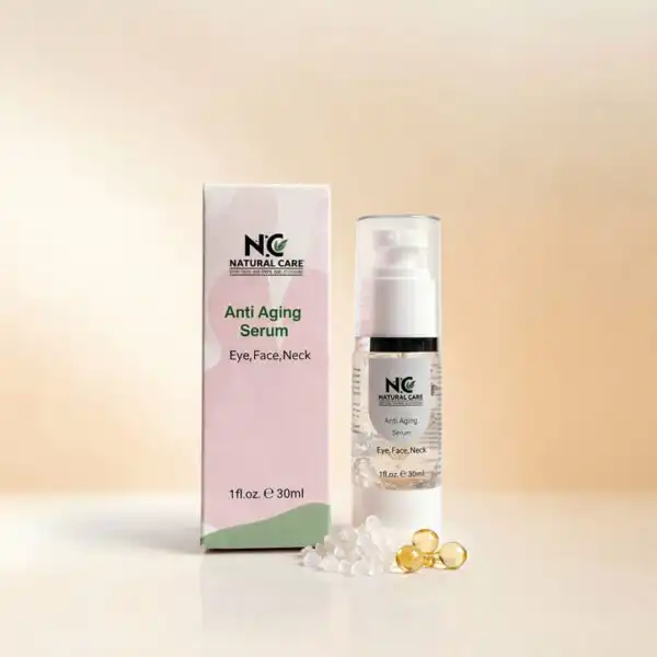 زجاجة سيروم مقاوم للتجاعيد Anti Aging Serum من ناتشرال كير عمان، بجوار قطرات طافية من السيروم المركز لتعكس الشباب والنضارة ومحاربة علامات التقدم في السن.