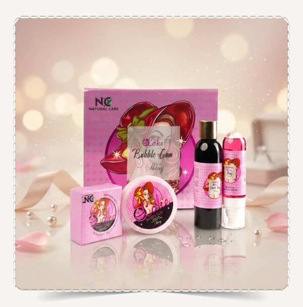 طقم شايني | NC Shiny Gift Set من Natural Care Oman ناتشرال كير عمان — عرض طقم الهدايا الوردي ومنتجات العناية بالجسم مع خلفية لامعة وبتلات ورد