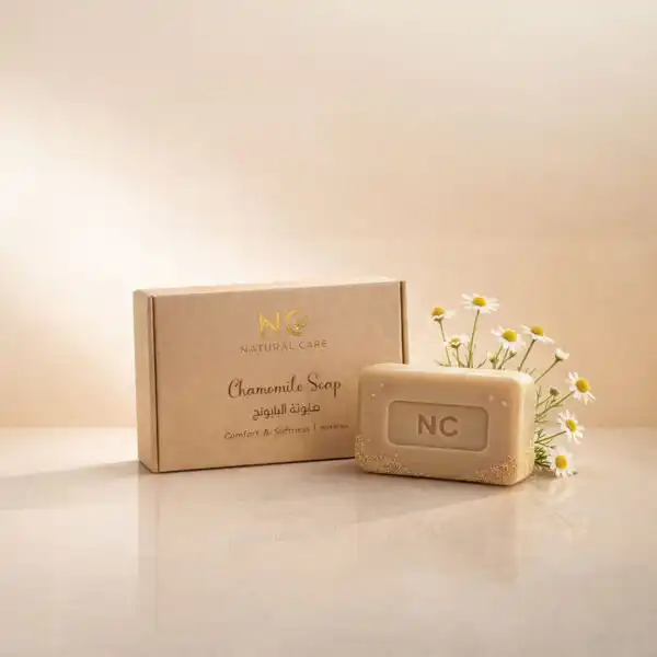 صندوق وقطعة صابونة البابونج | Chamomile Soap من ناتشرال كير عمان، مزينة بأزهار البابونج الطبيعية النضرة لتعكس الراحة، النعومة، والتهدئة الفائقة للبشرة الحساسة.
