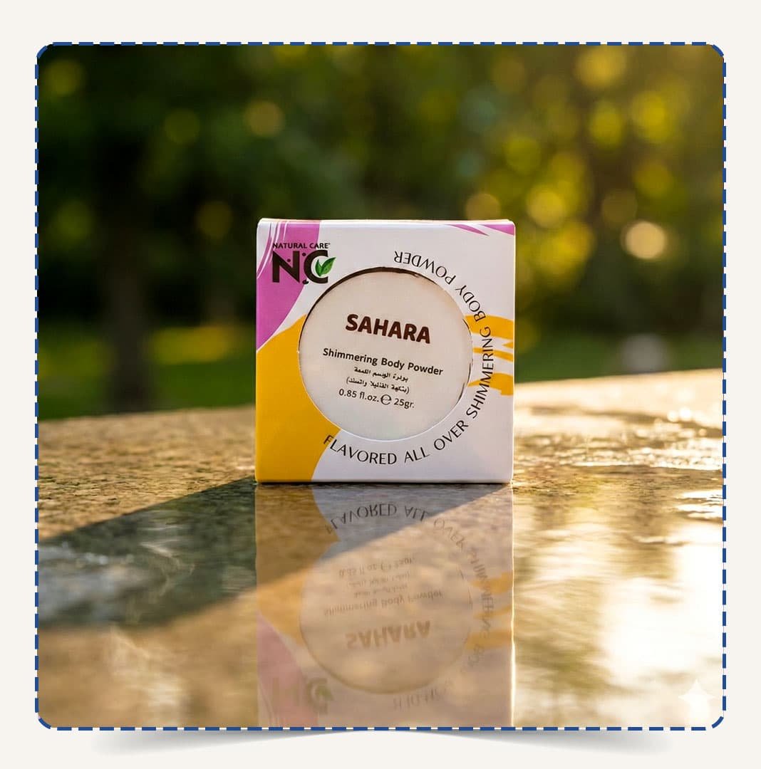 علبة Sahara Body Powder مربعة الشكل باللون الأبيض والوردي والأصفر تحتوي على بودرة جسم معطرة بنكهة الفانيلا والسندل – ناتشورال كير