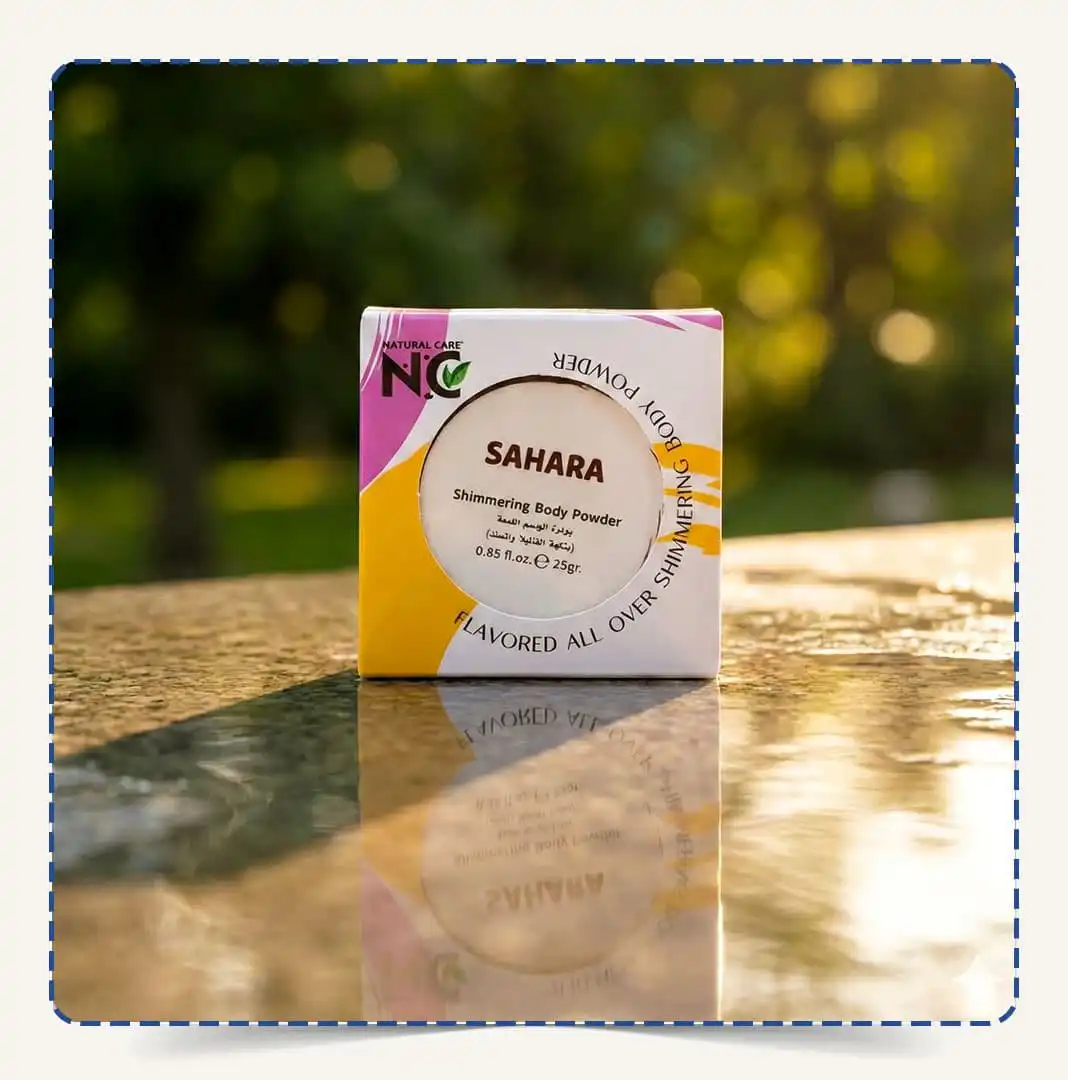 علبة Sahara Body Powder مربعة الشكل باللون الأبيض والوردي والأصفر تحتوي على بودرة جسم معطرة بنكهة الفانيلا والسندل – ناتشورال كير