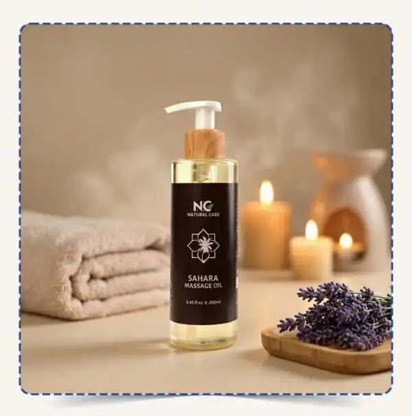 عبوة Sahara Massage Oil بتصميم بني دافئ مع مضخة خشبية، محاطة بالمناشف والشموع وزهور اللافندر في أجواء سبا مريحة – ناتشورال كير عمان
