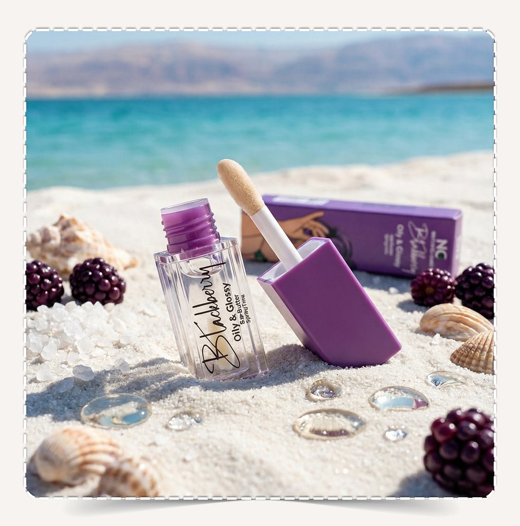 جلوس الشفاه بلاك بيري Blackberry Lip Gloss على الرمال البيضاء مع خلفية البحر الأزرق.