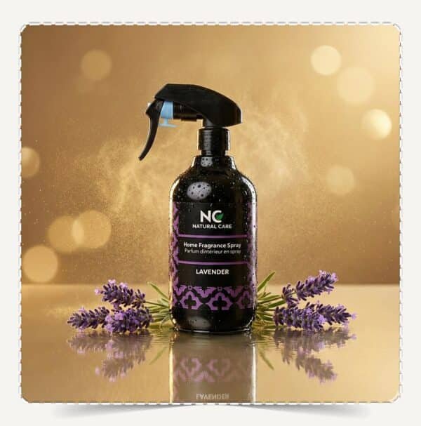 معطر منزلي باللافندر | Lavender Home Fragrance من Natural Care Oman | ناتشرال كير عمان – بخاخ معطر لافندر 500 مل بتصوير احترافي وخلفية ذهبية