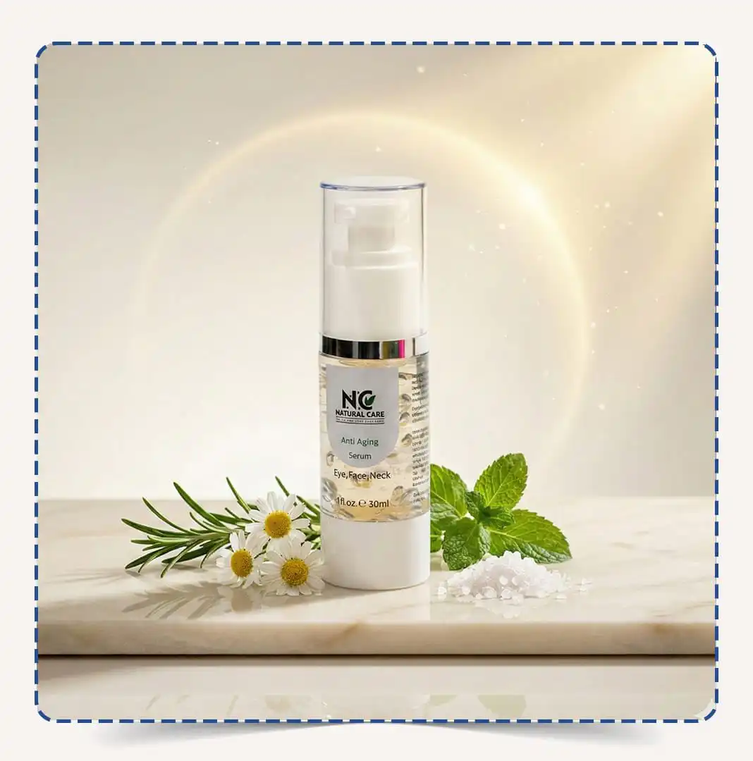 سيروم مقاوم للتجاعيد Anti Aging Serum من Natural Care Oman ناتشورال كير عمان — عبوة سيروم مضاد للشيخوخة مع خلاصة الأعشاب وأملاح البحر الميت على سطح رخامي بإضاءة ذهبية ناعمة