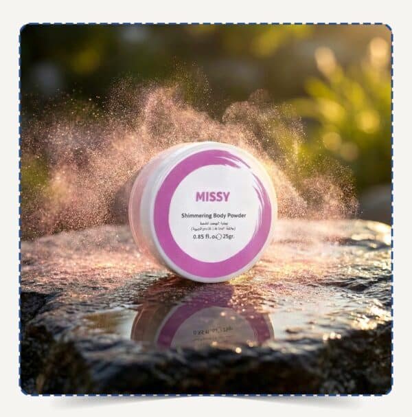 علبة Missy Body Powder دائرية بلمسات وردية وسط تناثر ذرات البودرة اللامعة الوردية تحت الإضاءة