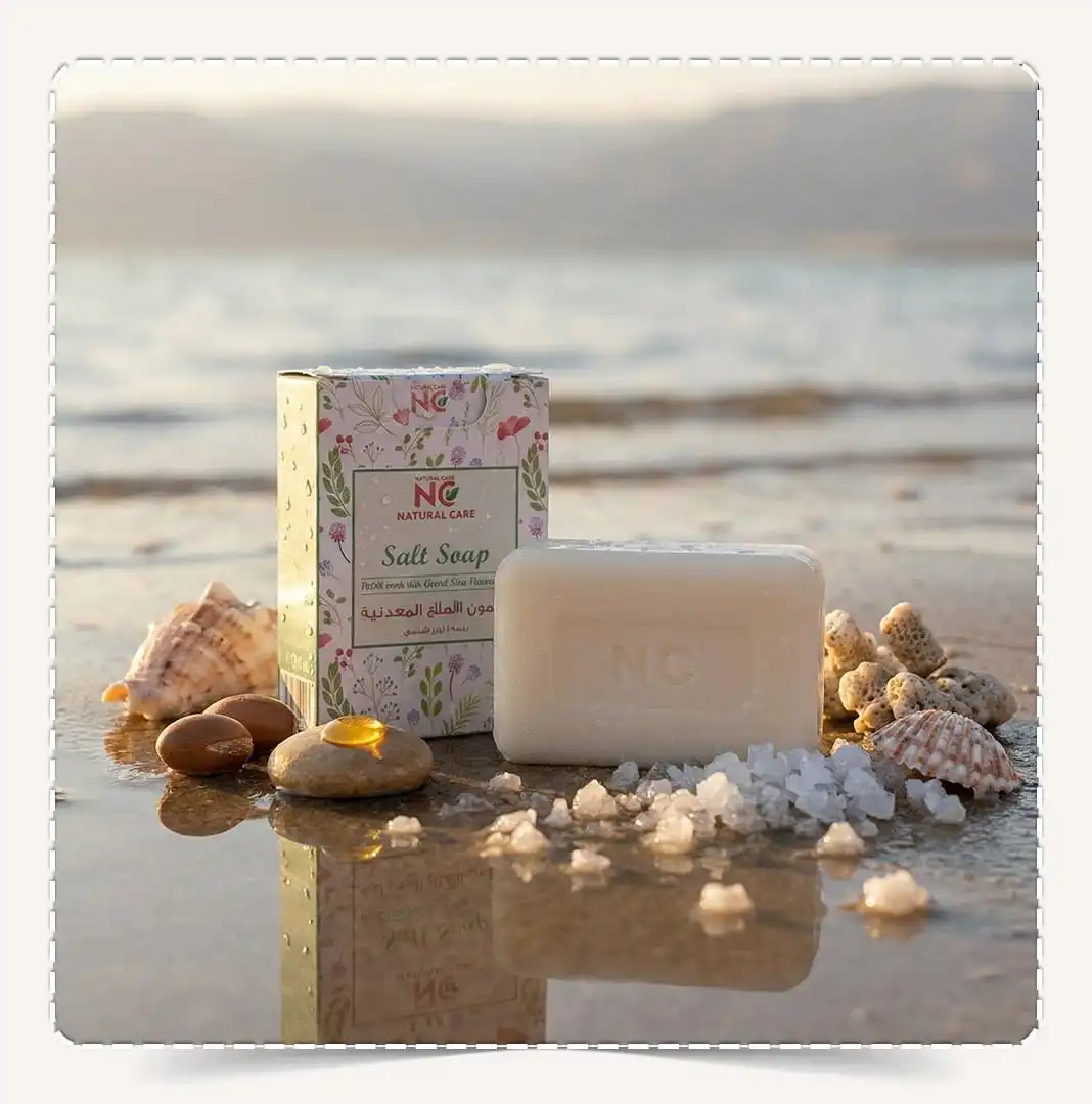 صابون الأملاح المعدنية بمعادن البحر الميت | Salt Soap على الشاطئ مع القواقع وحبيبات الملح ولمعان الماء، Natural Care Oman ناتشورال كير عمان