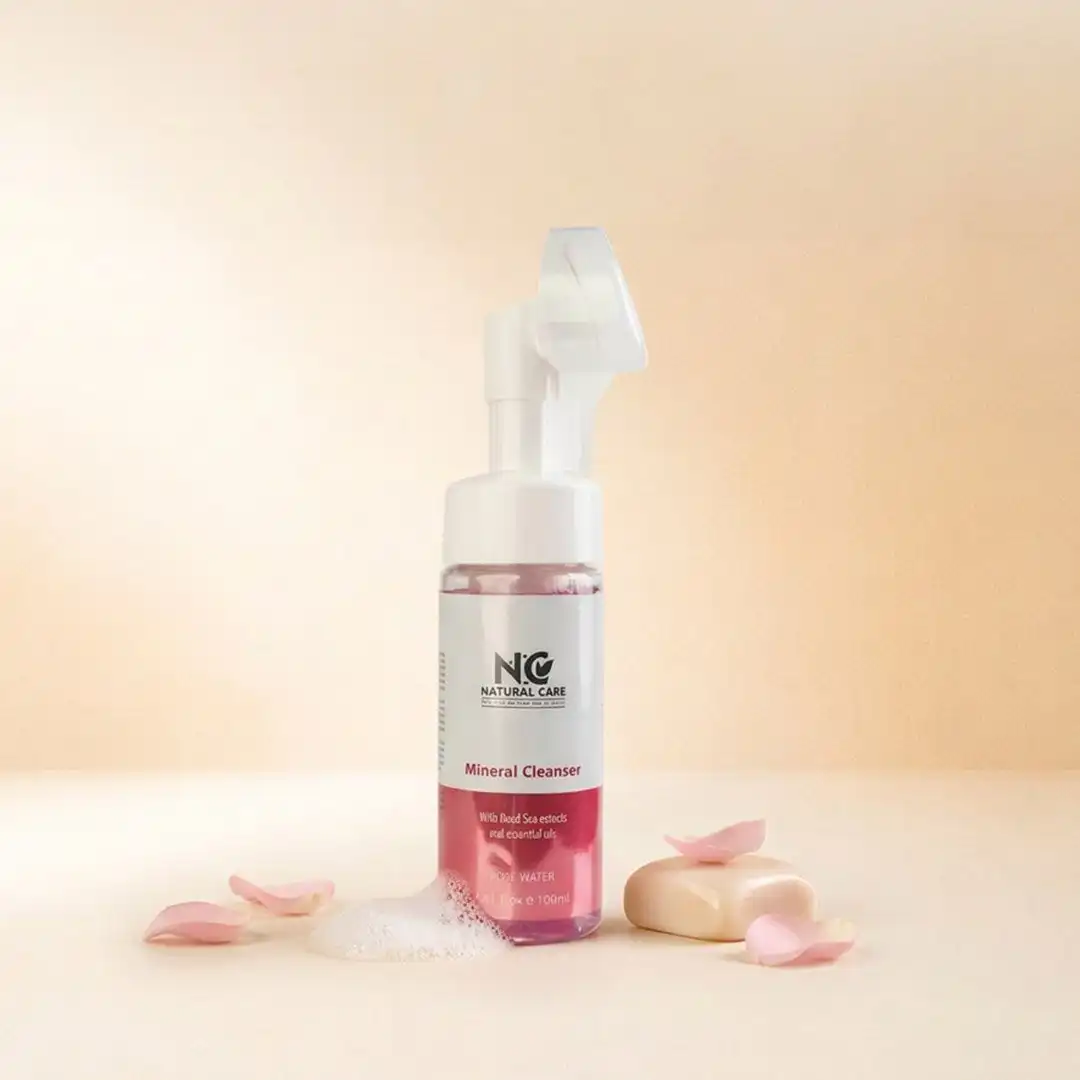 عبوة غسول طبيعي للبشرة بماء الورد | Facial Mineral Cleanser من ناتشرال كير عمان، تظهر مع رغوة غنية وبتلات ورد ناعمة تعكس نقاء المكونات.